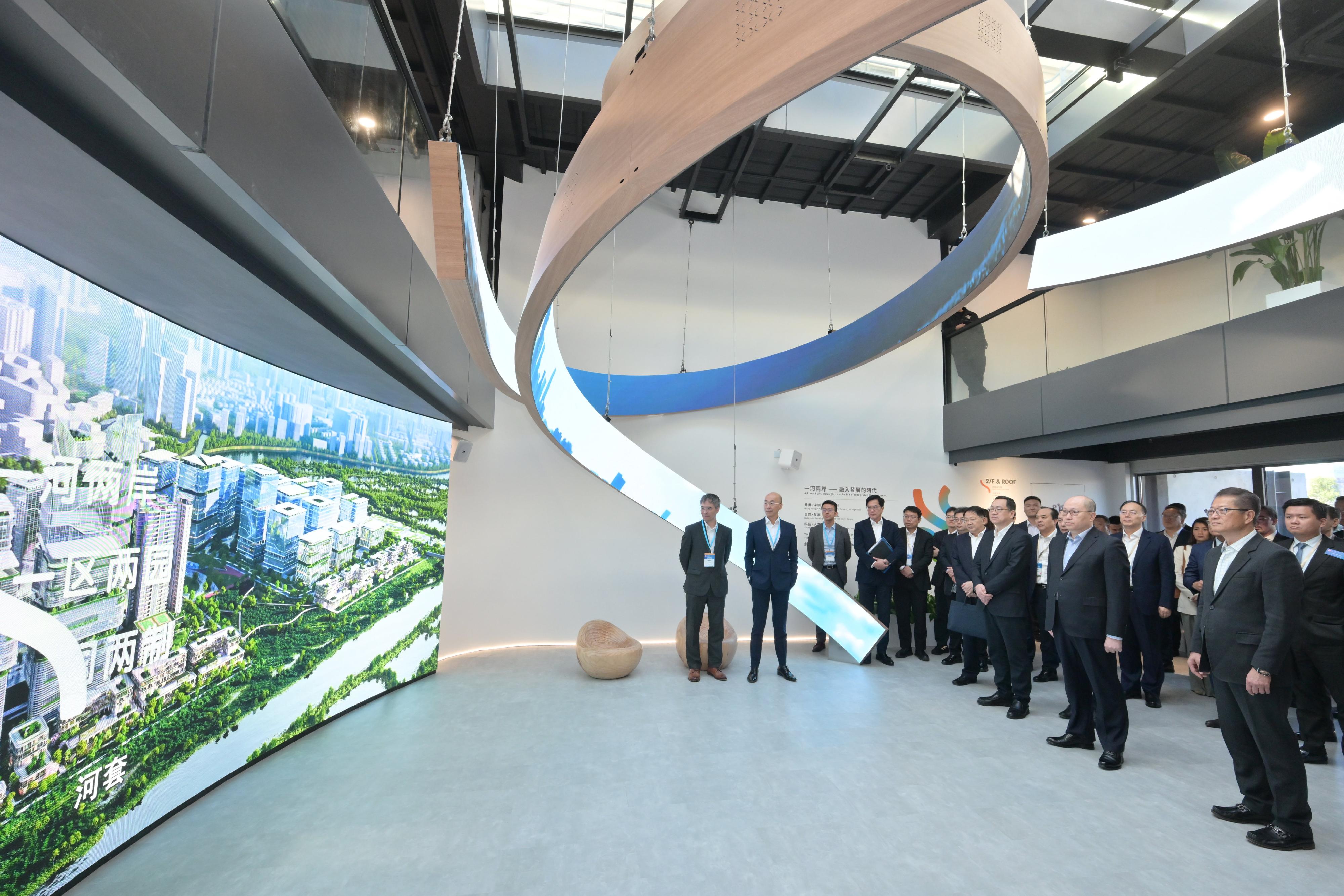 The Financial Secretary, Mr Paul Chan, led a delegation of enterprise representatives to visit the Northern Metropolis today (November 29). Photo shows the Director of the Liaison Office of the Central People's Government in the Hong Kong Special Administrative Region, Mr Zheng Yanxiong (second right), Mr Chan (first right), other officials and representatives of enterprises visiting "the Loop" of the Civil Engineering and Development Department in the Loop.