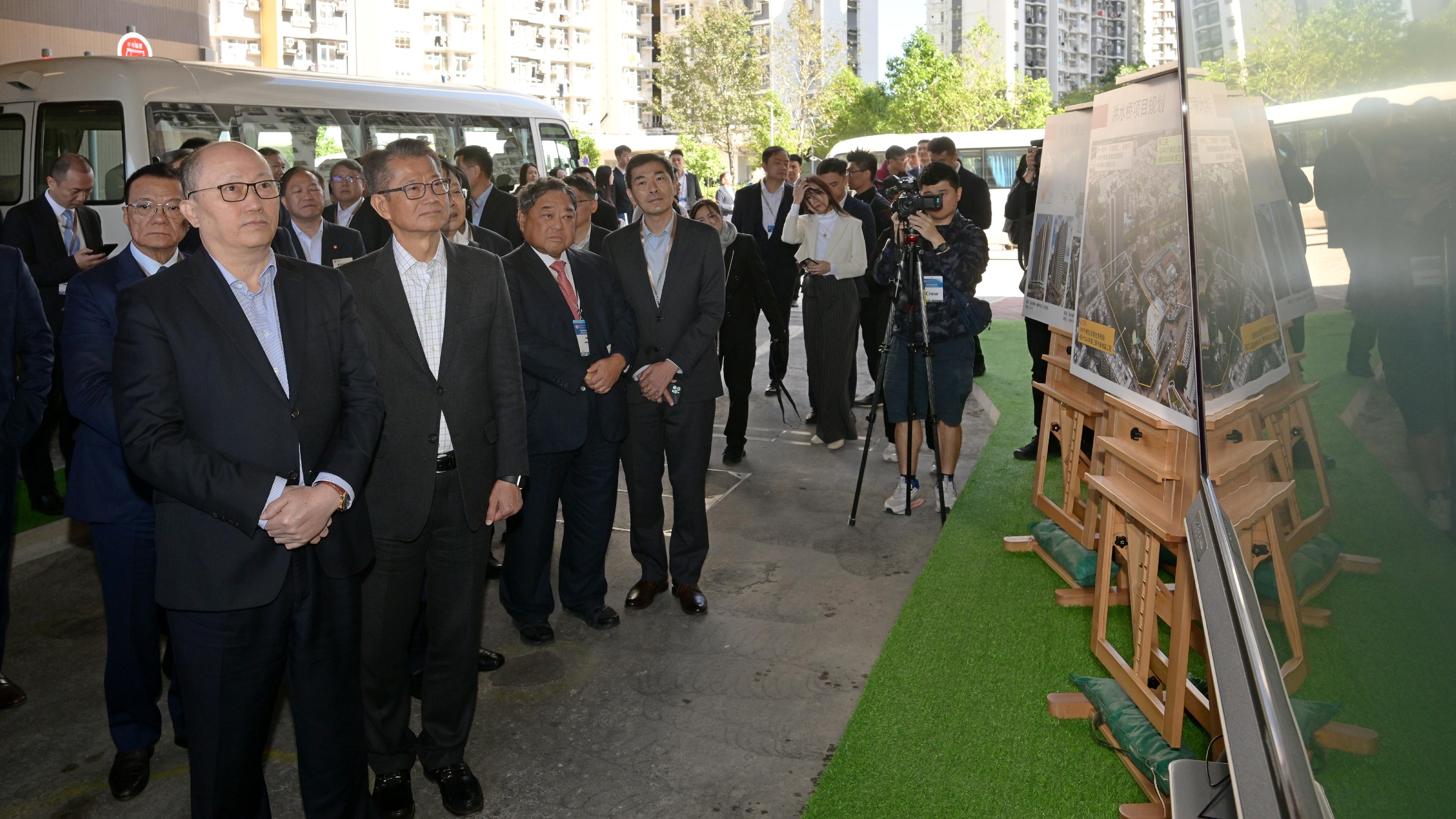 The Financial Secretary, Mr Paul Chan, led a delegation of enterprise representatives to visit the Northern Metropolis today (November 29). Photo shows the Director of the Liaison Office of the Central People's Government in the Hong Kong Special Administrative Region, Mr Zheng Yanxiong (front row, first left), Mr Chan (front row, second left), other officials and representatives of enterprises visiting the Hong Kong Housing Society’s Dedicated Rehousing Estate at Hung Shui Kiu / Ha Tsuen New Development Area, Casa Eminence.