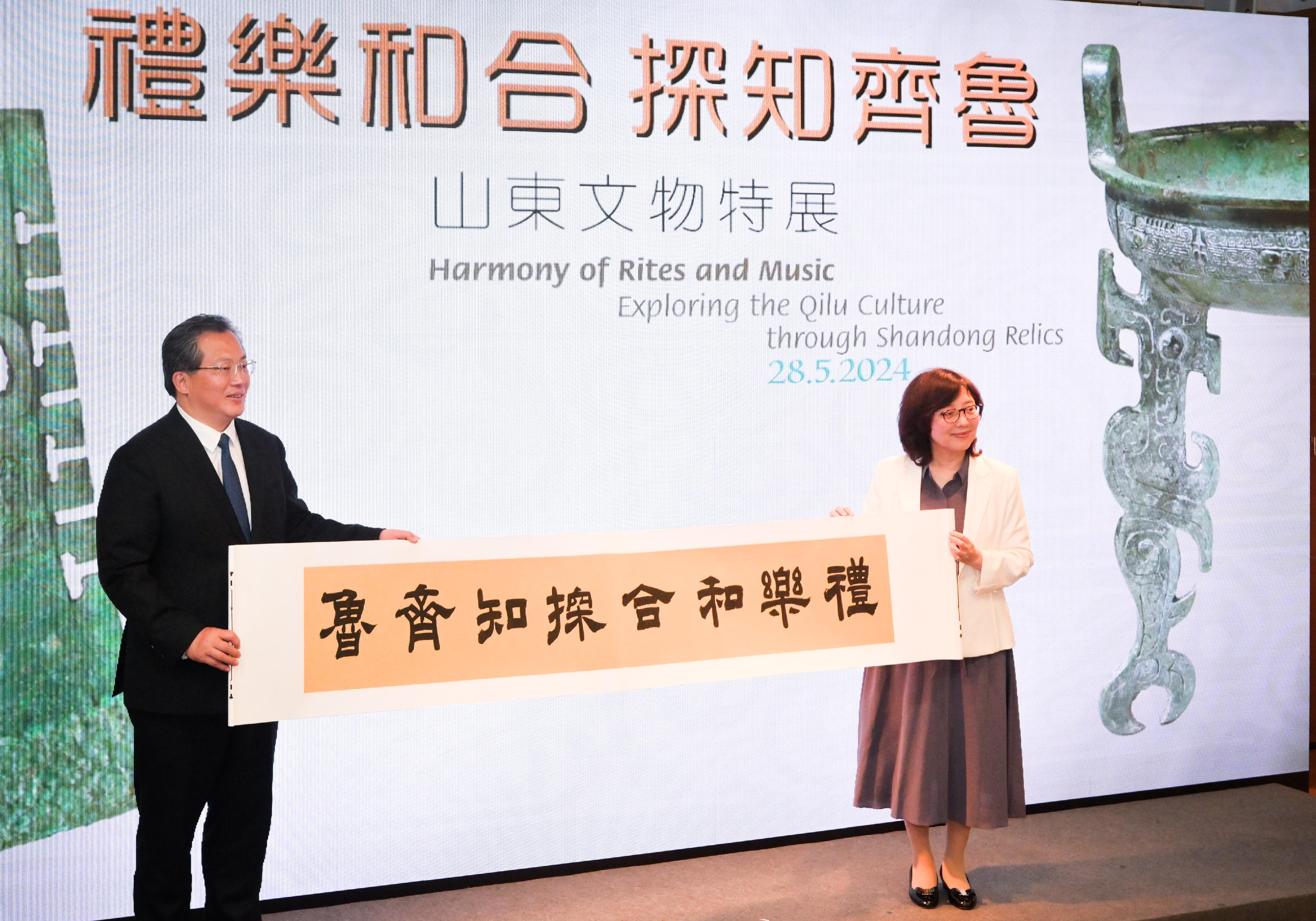 The "Harmony of Rites and Music: Exploring the Qilu Culture through Shandong Relics" exhibition opened today (May 28). Photo shows the Secretary for Development, Ms Bernadette Linn (right); and the Standing Committee Member and the Secretary-General of the Shandong Provincial Committee, Mr Fan Bo (left), officiating at the opening ceremony.