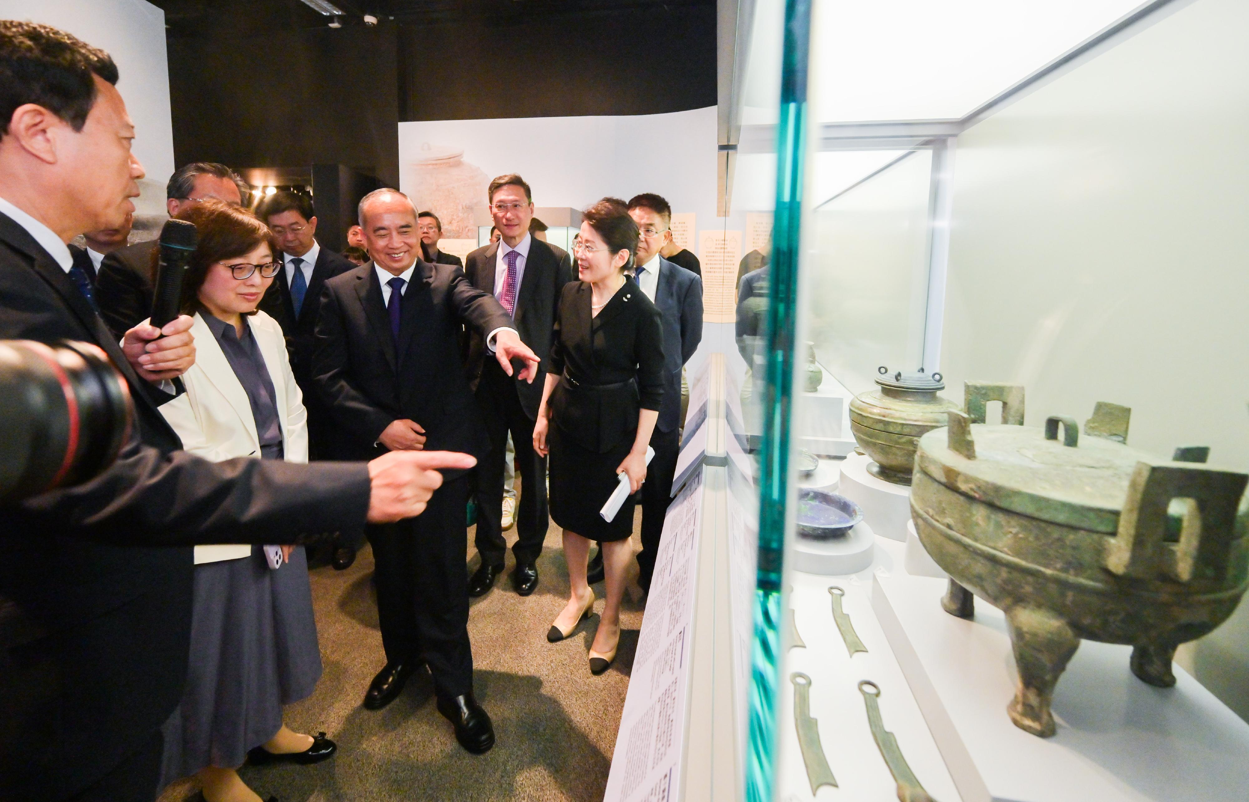 The "Harmony of Rites and Music: Exploring the Qilu Culture through Shandong Relics" exhibition opened today (May 28). Photo shows the Secretary for Development, Ms Bernadette Linn (second left); the Secretary of the Shandong Provincial Committee and Chairman of the Standing Committee of Shandong Provincial People’s Congress, Mr Lin Wu (third left); and the Director-General of Shandong Provincial Department of Culture and Tourism, Ms Wang Lei (first right), touring the exhibition.