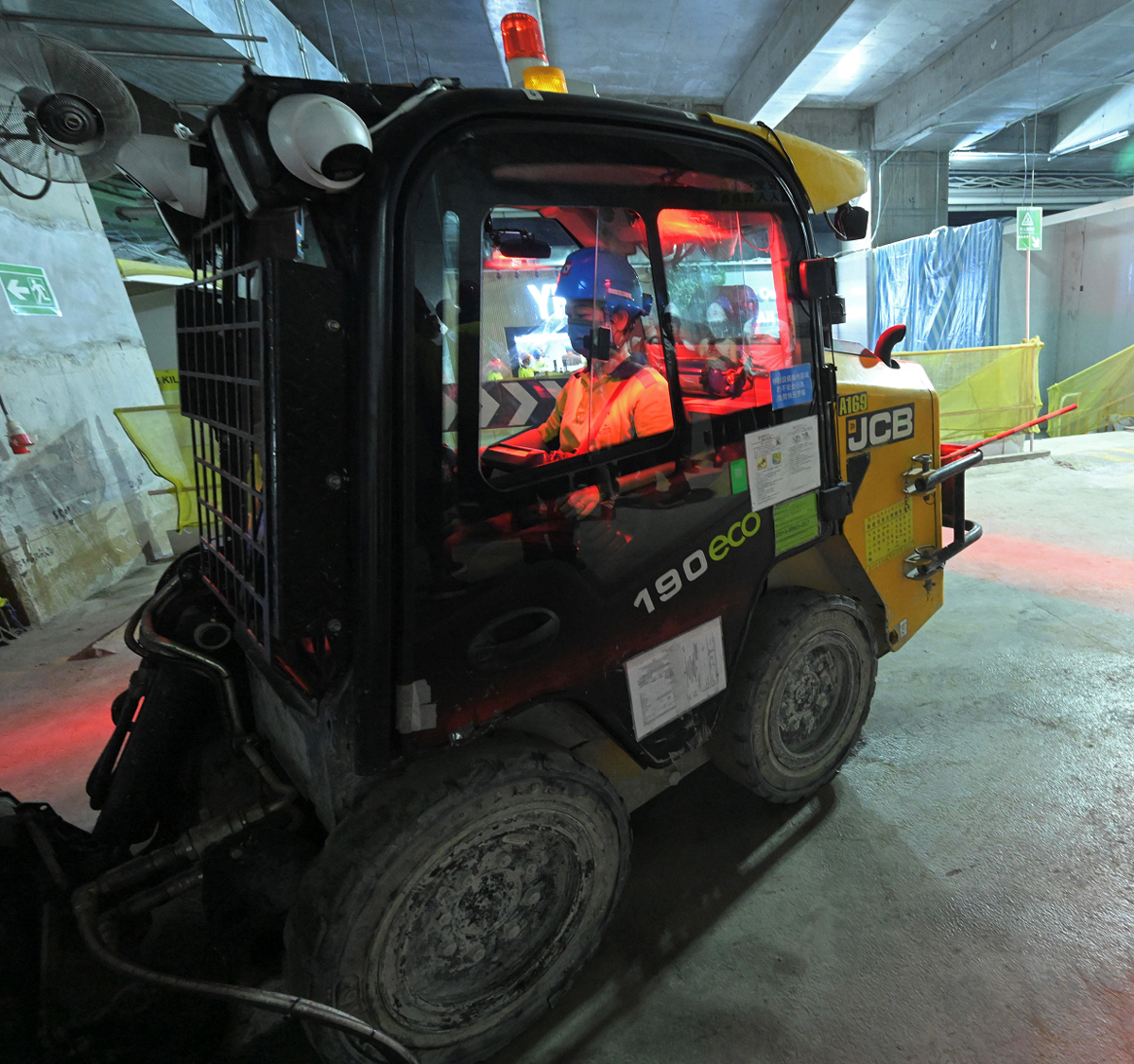 The Development Bureau and the Construction Industry Council today (July 29) issued label plaques to the first batch of 110 public and private construction sites participating in the Smart Site Safety System (4S) Labelling Scheme to indicate the proper adoption of 4S at their respective construction sites. Photo shows a loader with 4S in a private construction site with 4S label, atop the Hong Kong West Kowloon Station.