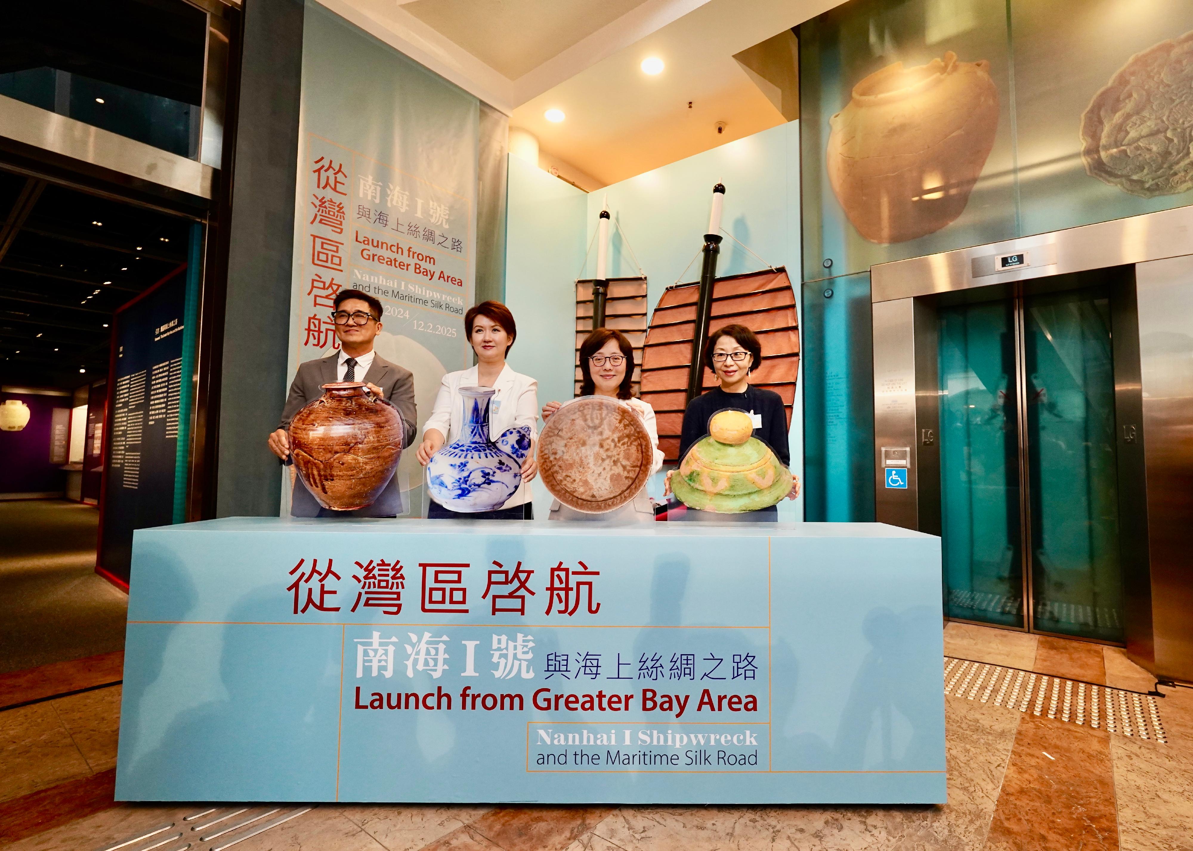 The opening ceremony of the exhibition entitled "Launch from Greater Bay Area: Nanhai I Shipwreck and the Maritime Silk Road" was held today (August 15). Photo shows the Secretary for Development, Ms Bernadette Linn (second right); Deputy Director of Art Exhibitions China Ms Zhou Yu (second left); the President of the Guangdong Provincial Institute of Cultural Relics and Archaeology, Ms Cao Jin (first right); and the Vice President of the Cultural Affairs Bureau of the Government of the Macao Special Administrative Region, Mr Cheang Kai-meng (first left), officiating at the opening ceremony.