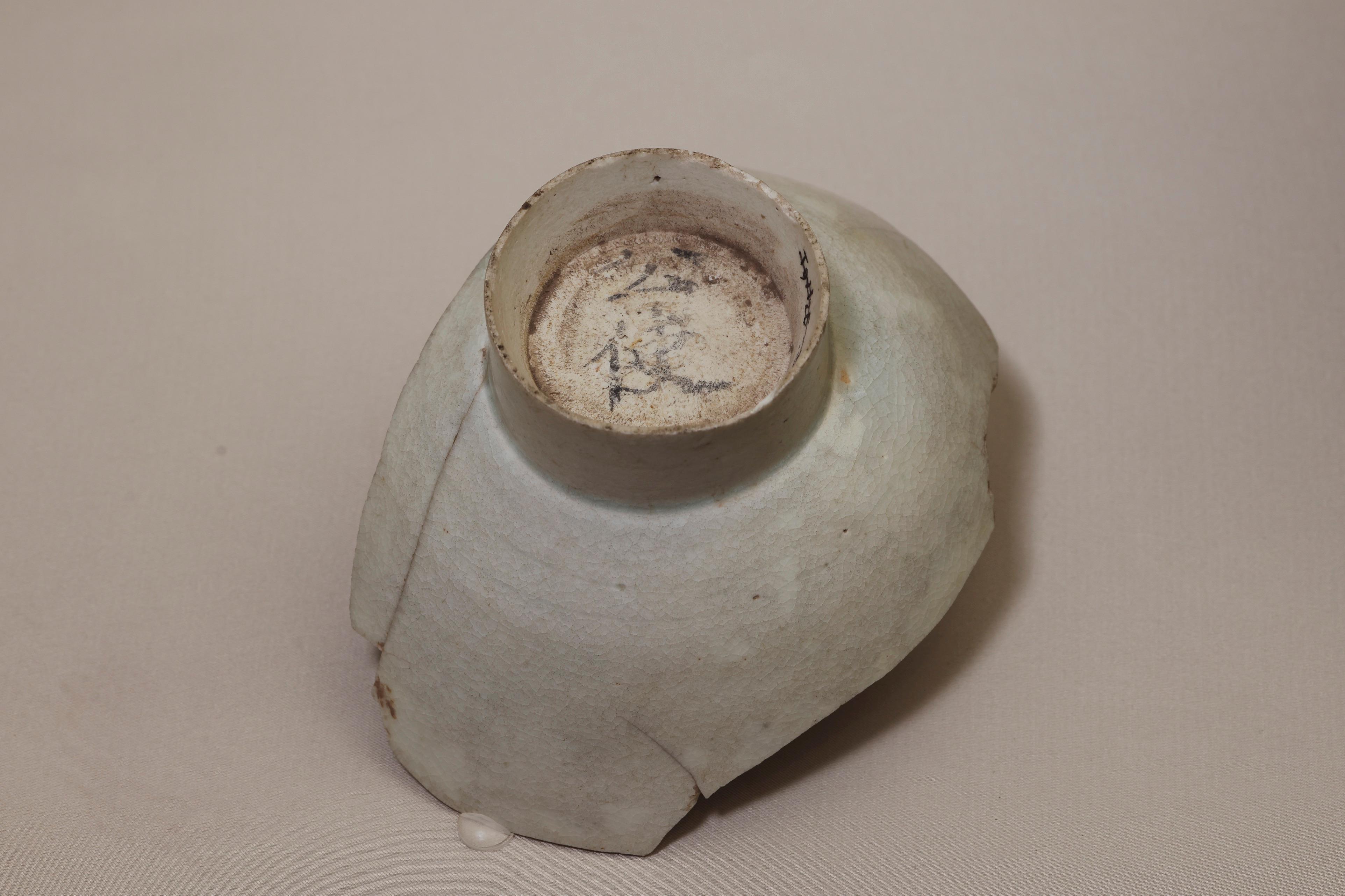 The opening ceremony of the exhibition entitled "Launch from Greater Bay Area: Nanhai I Shipwreck and the Maritime Silk Road" was held today (August 15). Photo shows the bottom fragment of a qingbai glazed bowl with inked Chinese characters "Gong Shi" from the Hutian kiln of the Song dynasty discovered at the site of the Nanyue Kingdom Palace in Guangzhou.