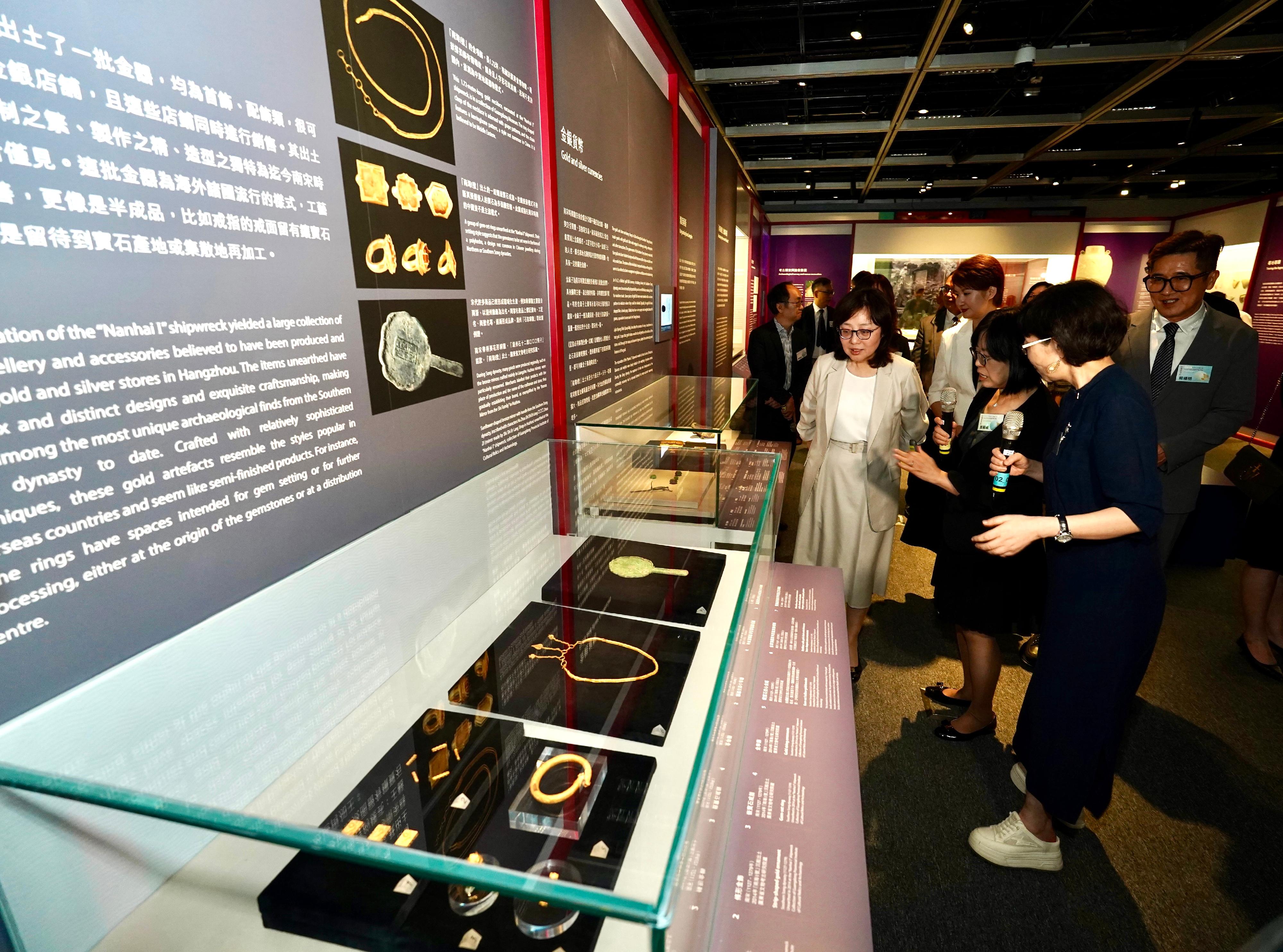 The opening ceremony of the exhibition entitled "Launch from Greater Bay Area: Nanhai I Shipwreck and the Maritime Silk Road" was held today (August 15). Photo shows the Secretary for Development, Ms Bernadette Linn (first left); Deputy Director of Art Exhibitions China Ms Zhou Yu (second left); and the Vice President of the Cultural Affairs Bureau of the Government of the Macao Special Administrative Region, Mr Cheang Kai-meng (first right), touring the exhibition.