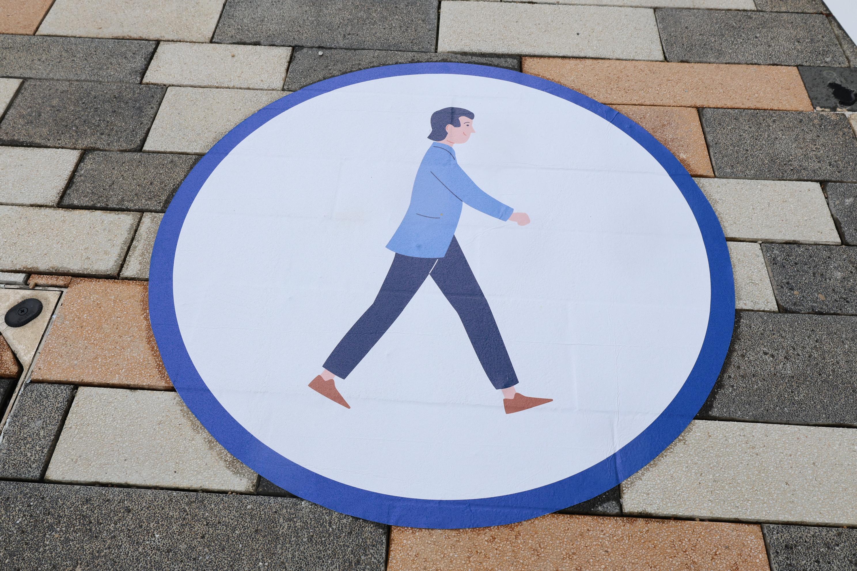 The first section of the GreenWay in Kai Tak Development is open to the public today (September 27). Photo shows a guiding ground marking on the GreenWay for pedestrians.