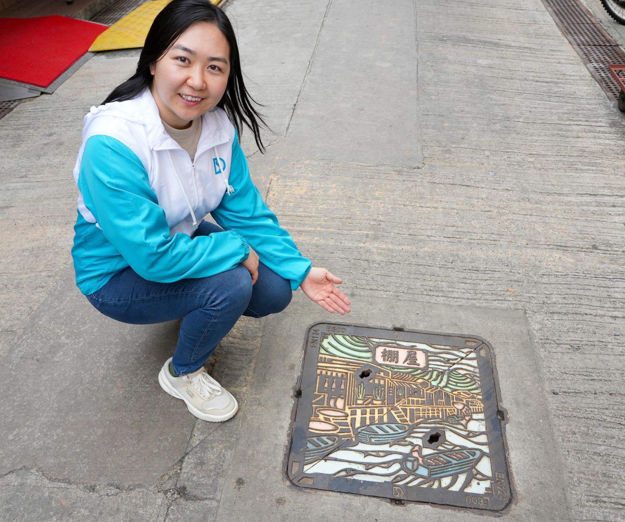 Ms QIU Yujing, Engineer (Consultants Management Division) of the DSD, introduces that the DSD has identified a few tourist attractions with local characteristics and high pedestrian flow to install thematic manhole covers since 2022.