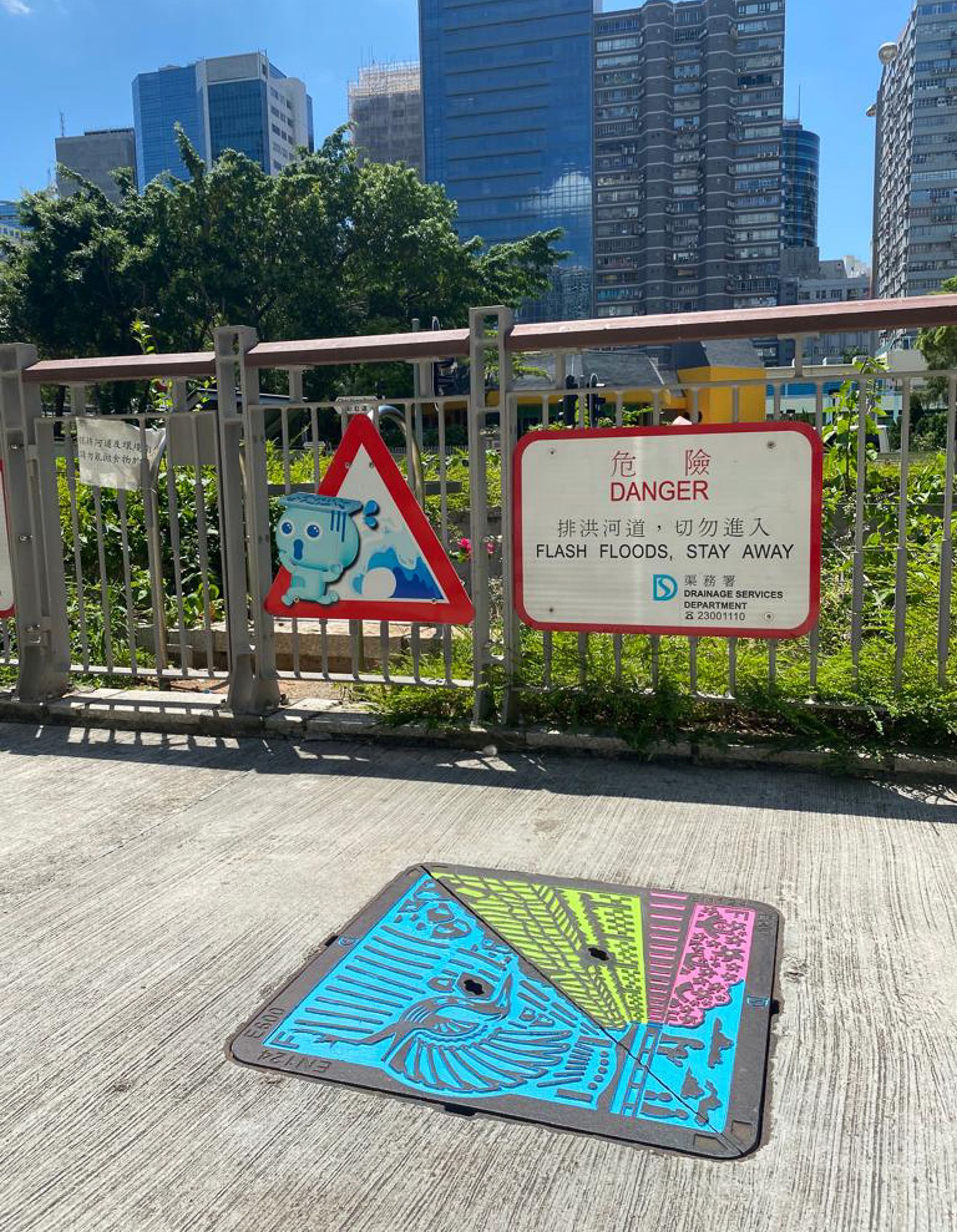Thematic manhole cover located at Kai Tak River.