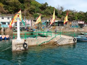 The inadequate water depth at the old Kau Sai Village Pier makes it difficult for vessels to berth at low tide.  In addition, the pier is small with only one primitive berth, which can hardly meet the high demand during holidays or festivals, particularly during the Hung Shing Festival. 