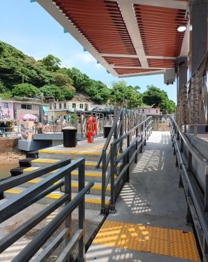 The water depth for berthing of the rebuilt new Kau Sai Village pier has improved and three berths are currently provided, one of which is equipped with a ramp for easier access for passengers in need.