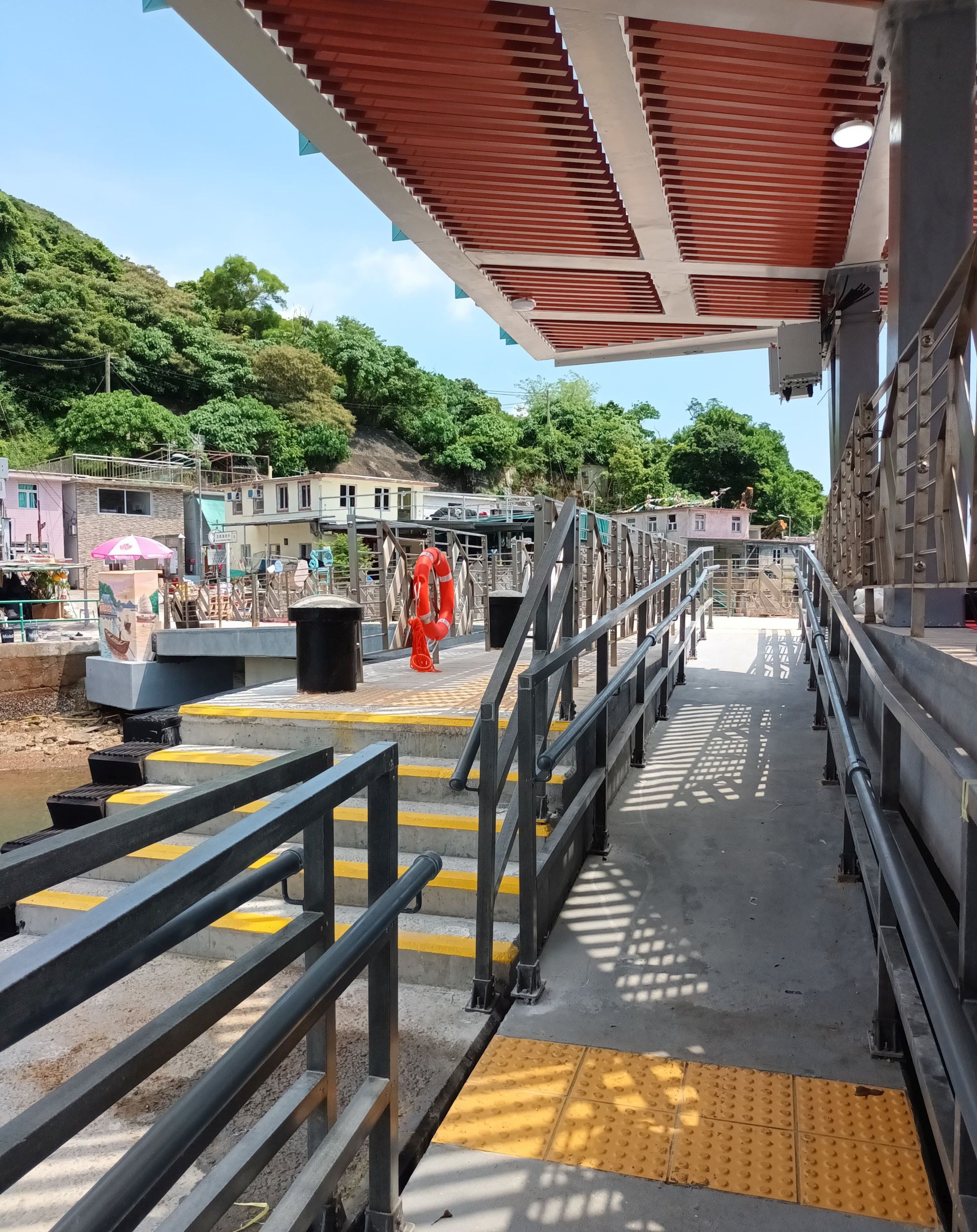 The water depth for berthing of the rebuilt new Kau Sai Village pier has improved and three berths are currently provided, one of which is equipped with a ramp for easier access for passengers in need.