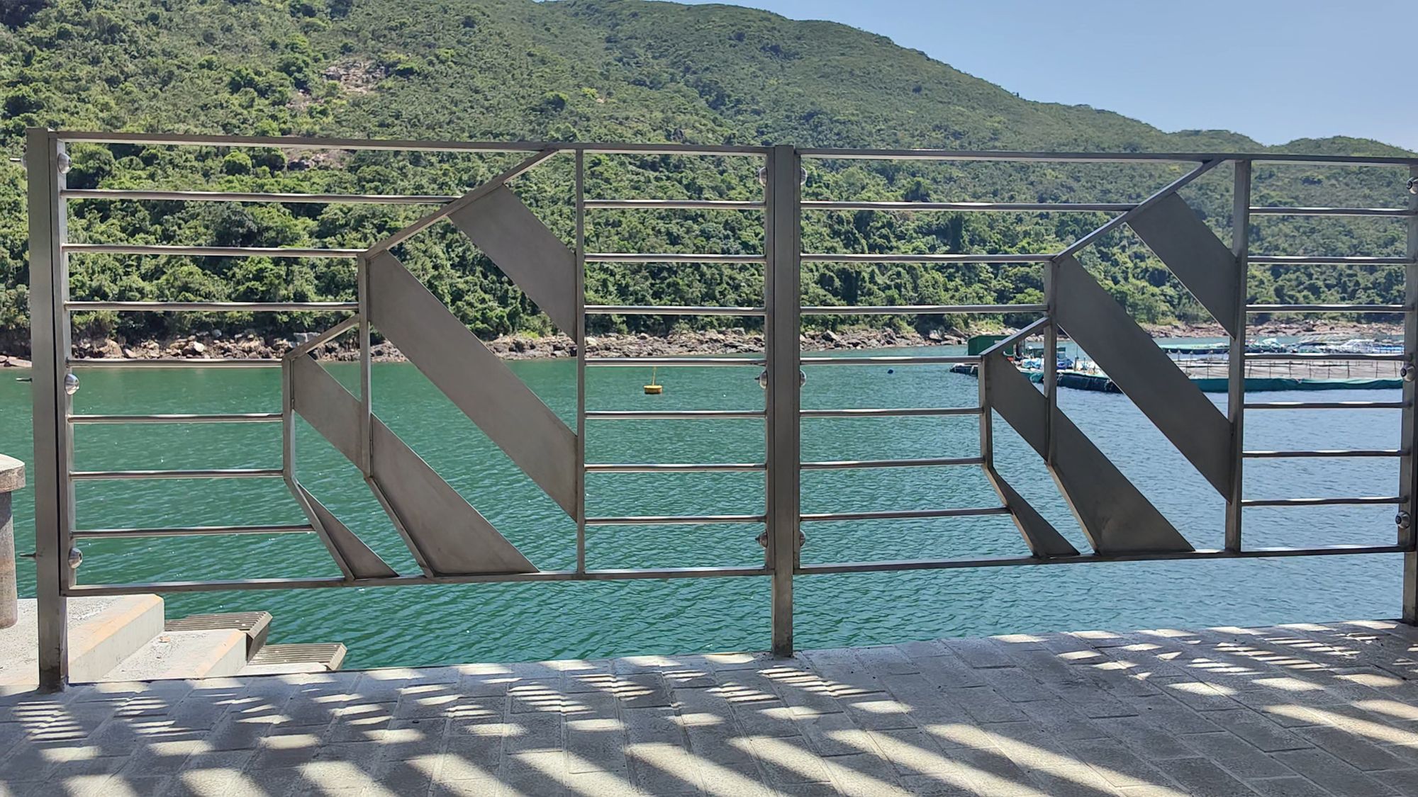 To reflect the historical characteristics of Kau Sai Village as a fishing village, the railings feature sailboat patterns symbolising fishermen who earn their living by fishing and live on boats.