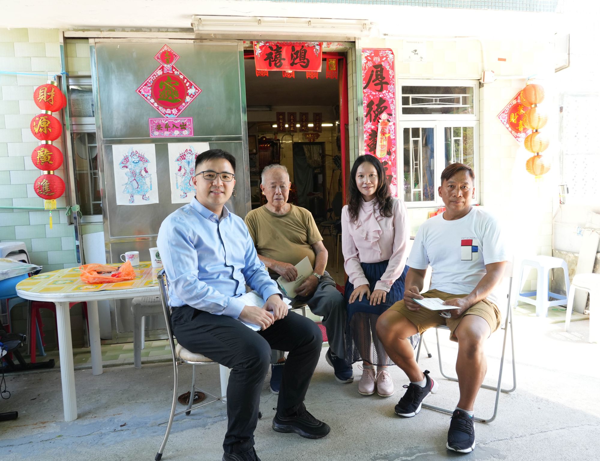 The fishermen’s representative of Kau Sai, Mr LAW Yau-mei (second left) and a fisherman from Kau Sai Village Mr PO (first right) express their gratitude to the Government for implementing the Programme to address the needs of residents in remote areas.