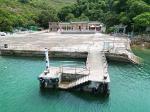 The new Leung Shuen Wan Pier, to be completed by 2025, will offer four berths with adequate water depth to accommodate the large number of visitors during festive periods. Pictured are the existing pier and the artist’s impression of the new pier. 