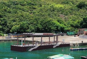 The new Leung Shuen Wan Pier, to be completed by 2025, will offer four berths with adequate water depth to accommodate the large number of visitors during festive periods. Pictured are the existing pier and the artist’s impression of the new pier. 