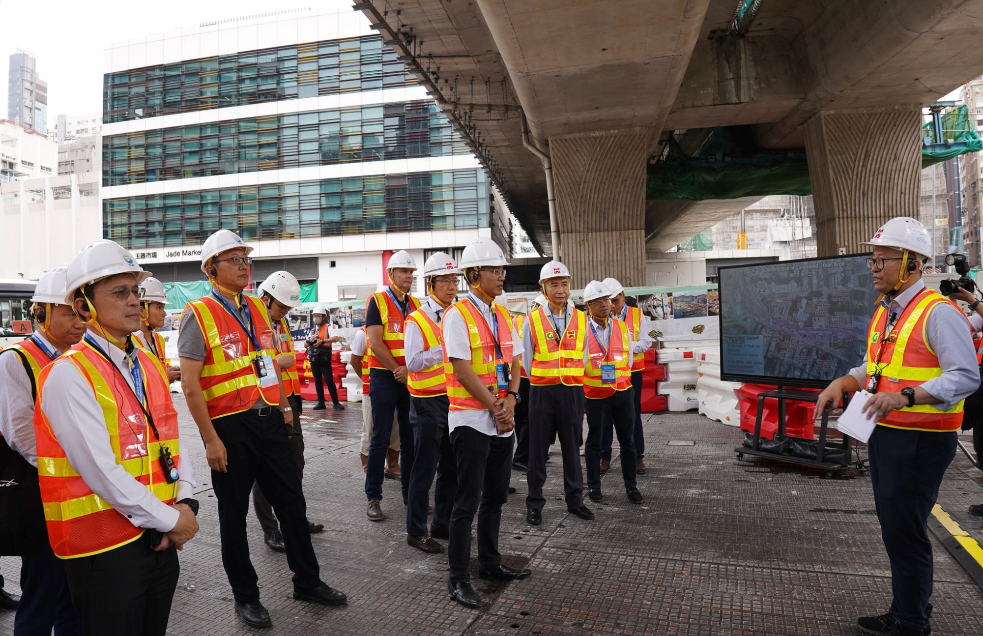 為期三天的峰會就本港大型基建項目，包括中九龍幹線及T2主幹路及茶果嶺隧道等作實地考察。圖示實地考察中九龍幹線工程。