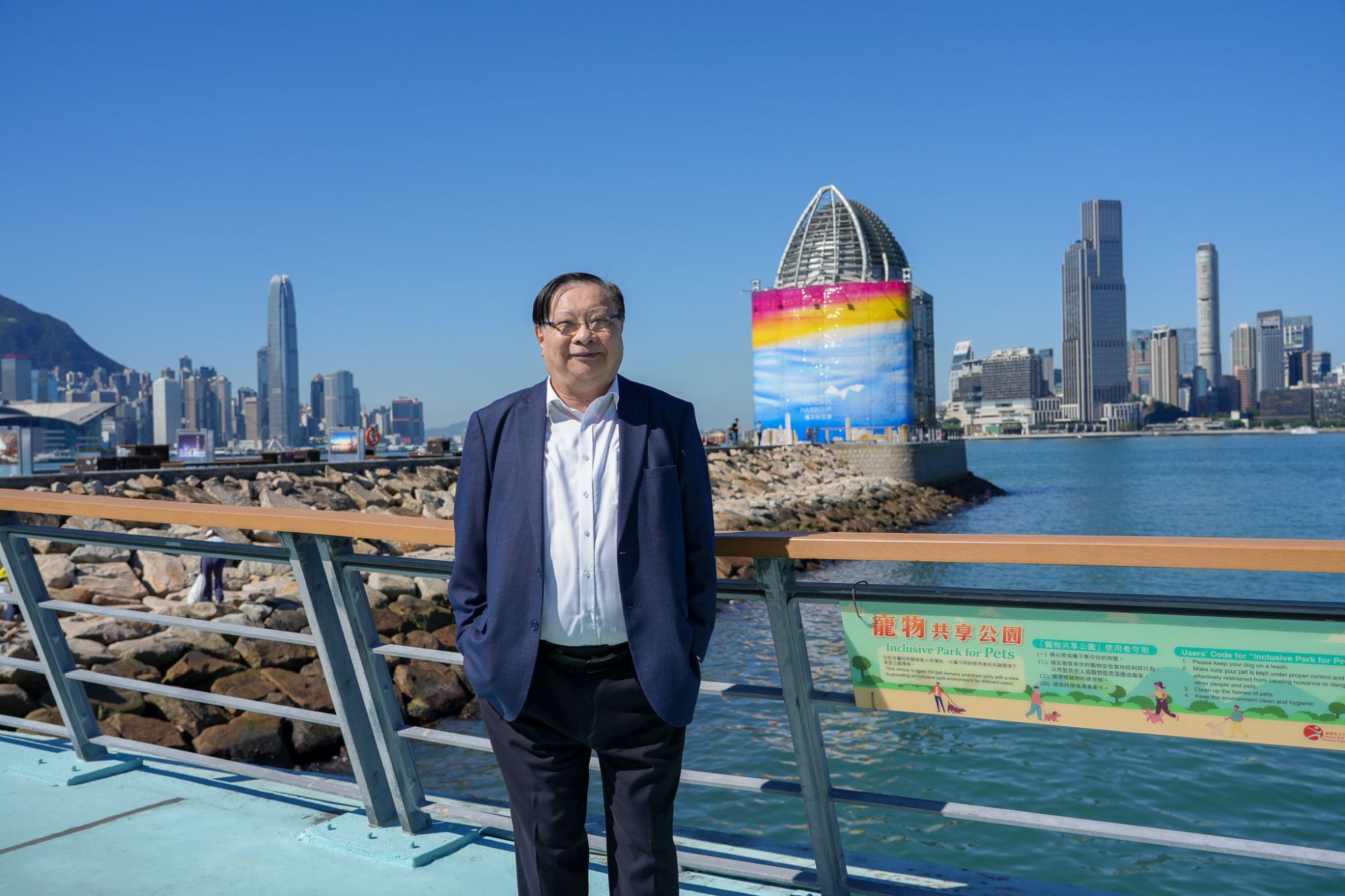 Mr LEUNG Kong-yui, Chairman of the Task Force on Water-land Interface and Harbourfront Activation, says that the DEVB and HC are committed to promoting water-friendly designs, such as the fence-free breakwater and harbour steps.  These designs enhance water-land connectivity and allow the public to get closer to the water and enjoy the harbourfront.