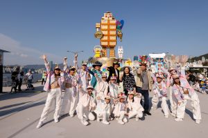 The then Chairpersons of the HC and its Task Forces, Mr Vincent NG (middle); Mr Ivan HO (fourth from left); Prof Becky LOO (fifth from right); and Mr LEUNG Kong-yui (fourth from right), posed for a memorable group photo with performers at the “Easter Hat Parade @ Victoria Harbour 2024”.