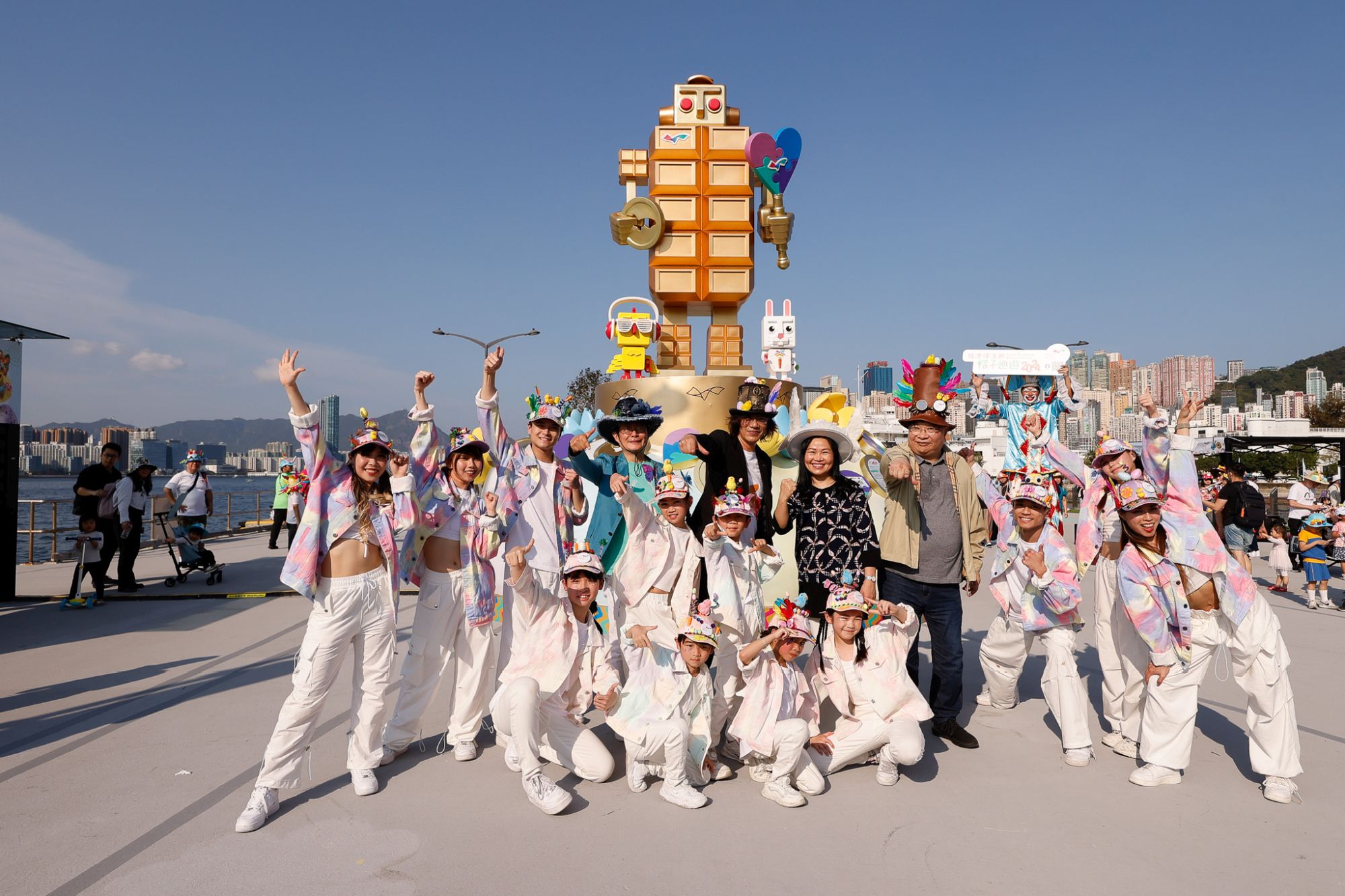 The then Chairpersons of the HC and its Task Forces, Mr Vincent NG (middle); Mr Ivan HO (fourth from left); Prof Becky LOO (fifth from right); and Mr LEUNG Kong-yui (fourth from right), posed for a memorable group photo with performers at the “Easter Hat Parade @ Victoria Harbour 2024”.