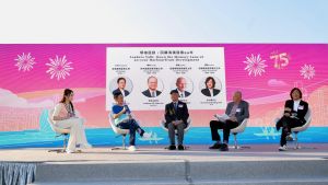 The HC and DEVB co-organised the “Celebration Ceremony of the 75th Anniversary of the Founding of the People’s Republic of China cum the 20th Anniversary of Harbourfront Development” in the East Coast Park Precinct, North Point earlier (30 November).  Mr Ivan HO (second from left), Chairman of the HC; Prof LEE Chack-fan (middle), former Chairman of the HEC; Mr Nicholas BROOKE (second from right), former Chairman of the HC; and Mr Vincent NG (first from right), former Chairman of the HC, attended the event and participated in the “Leaders Talk: Down the Memory Lane of 20-year Harbourfront Development”. 