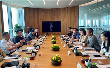 The Secretary for Development, Ms Bernadette Linn, today (June 1) visited Nanshan District in Shenzhen to inspect the development and implementation of local districts in the area. Photo shows Ms Linn (third right); the Under Secretary for Development, Mr David Lam (fourth right); and the Director of the Preparatory Office for Northern Metropolis, Mr Vic Yau (second right), exchanging views with the representatives from the People’s Government of Nanshan District and the developer .