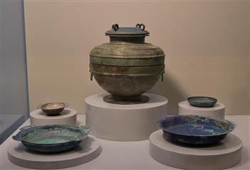 The "Harmony of Rites and Music: Exploring the Qilu Culture through Shandong Relics" exhibition opened today (May 28). Photo shows the stacked bronze tableware from Qi State during the Warring States period.