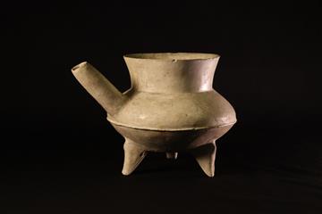 The "Harmony of Rites and Music: Exploring the Qilu Culture through Shandong Relics" exhibition opened today (May 28). Photo shows the "white pottery tripod 'he' wine vessel" solely used by nobles in the Neolithic period.