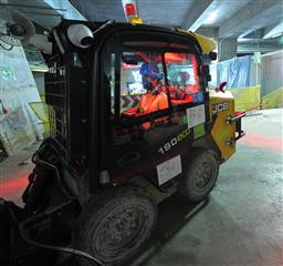 The Development Bureau and the Construction Industry Council today (July 29) issued label plaques to the first batch of 110 public and private construction sites participating in the Smart Site Safety System (4S) Labelling Scheme to indicate the proper adoption of 4S at their respective construction sites. Photo shows a loader with 4S in a private construction site with 4S label, atop the Hong Kong West Kowloon Station.