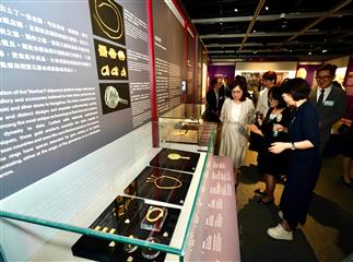 The opening ceremony of the exhibition entitled "Launch from Greater Bay Area: Nanhai I Shipwreck and the Maritime Silk Road" was held today (August 15). Photo shows the Secretary for Development, Ms Bernadette Linn (first left); Deputy Director of Art Exhibitions China Ms Zhou Yu (second left); and the Vice President of the Cultural Affairs Bureau of the Government of the Macao Special Administrative Region, Mr Cheang Kai-meng (first right), touring the exhibition.