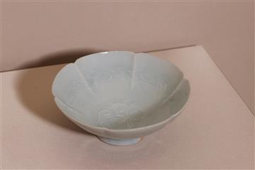 The opening ceremony of the exhibition entitled "Launch from Greater Bay Area: Nanhai I Shipwreck and the Maritime Silk Road" was held today (August 15). Photo shows a qingbai glazed foliated bowl with stamped plum blossom pattern from the Jingdezhen kiln, discovered from Nanhai I, an ocean-going merchant ship of the Southern Song dynasty.