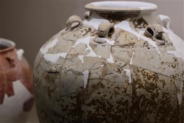 The opening ceremony of the exhibition entitled "Launch from Greater Bay Area: Nanhai I Shipwreck and the Maritime Silk Road" was held today (August 15). Photo shows a yellowish-green glazed jar with six lugs and dragon pattern of the Song dynasty discovered at the site of the former Sacred Hill in Hong Kong.