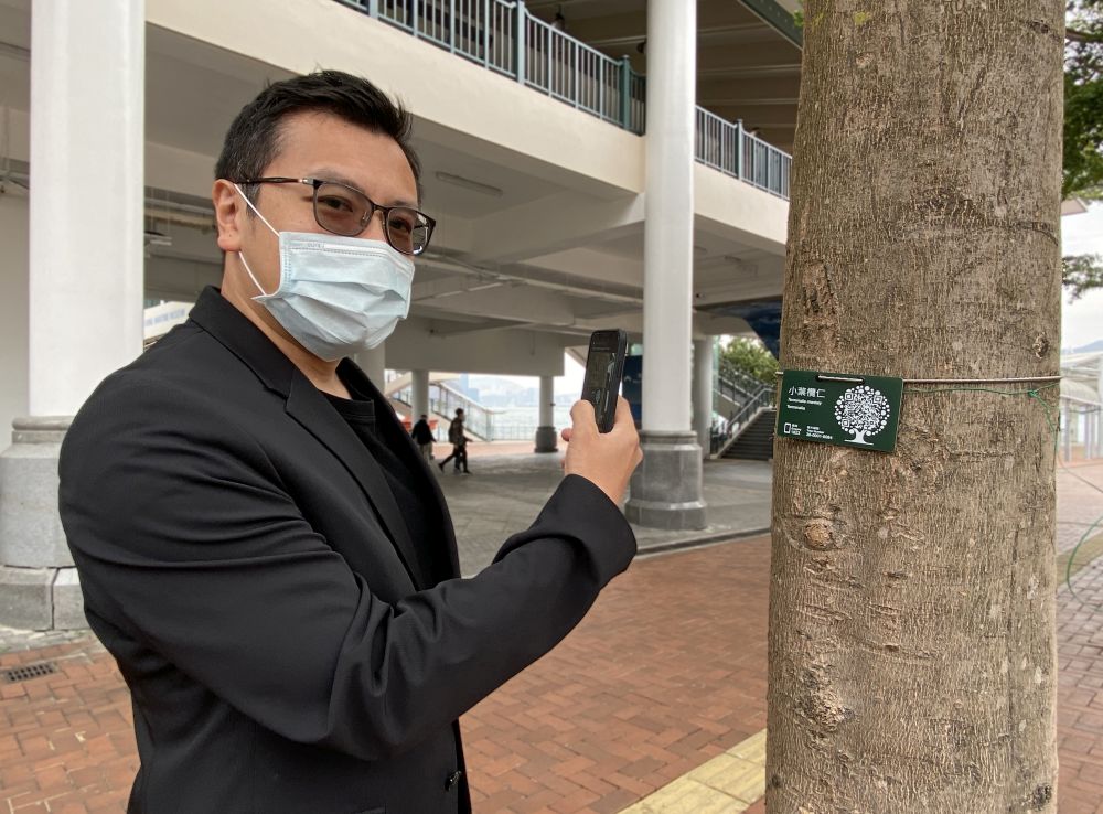 二维条码树木标签的顾问公司代表、园境师陈元敬说，印有二维条码的「树牌」挂在树上的高度，会配合行人的视线。