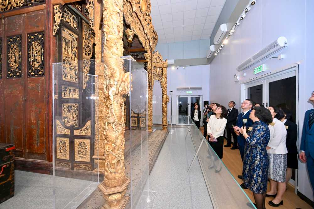 发展局局长宁汉豪与嘉宾参观国家一级文物「番禺神楼」。