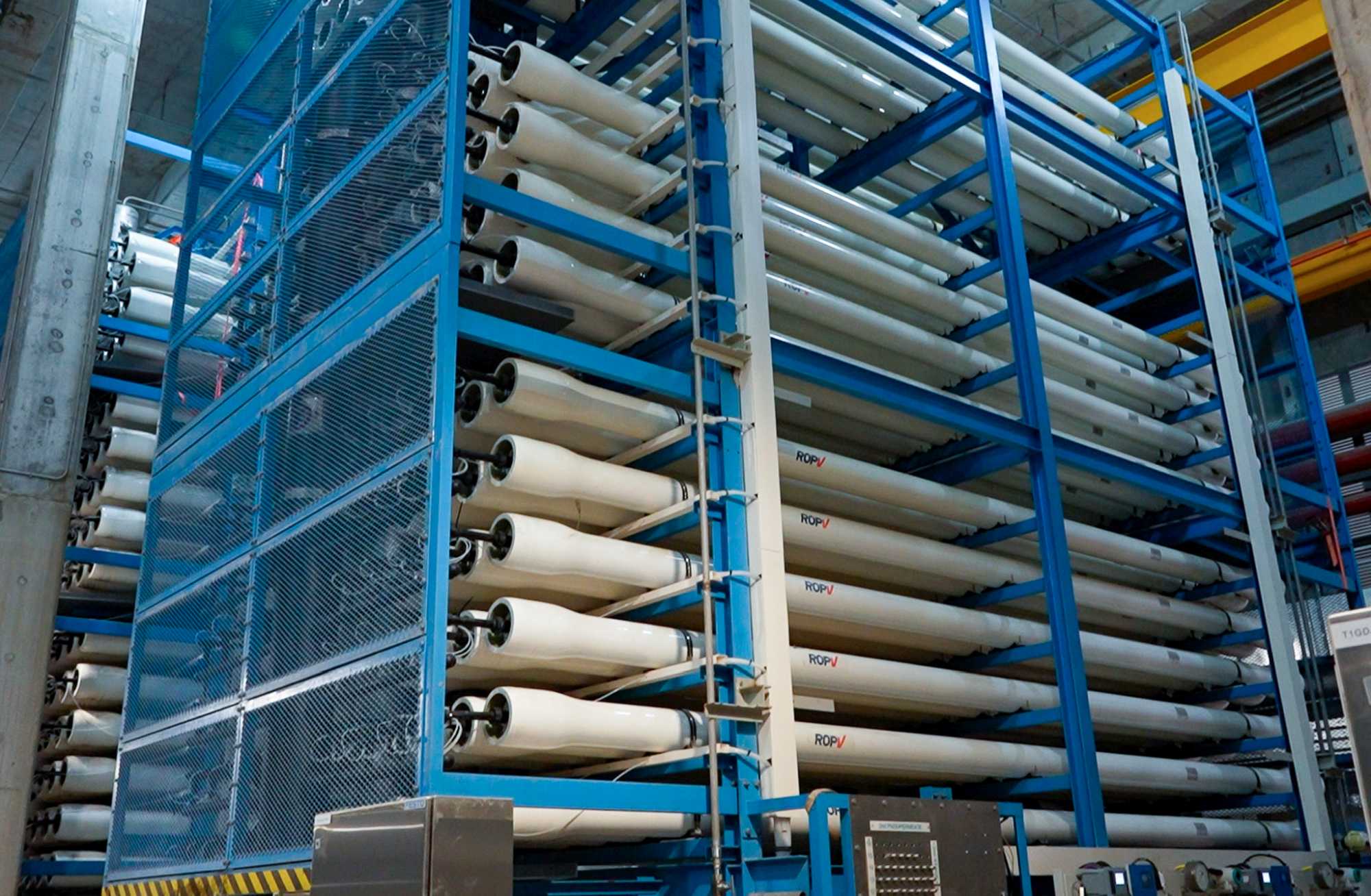 海水化淡厂第一阶段设有12个大型逆渗透组件，安装合共2,336支压力管道，每支压力管道内装有七支半透膜滤芯。