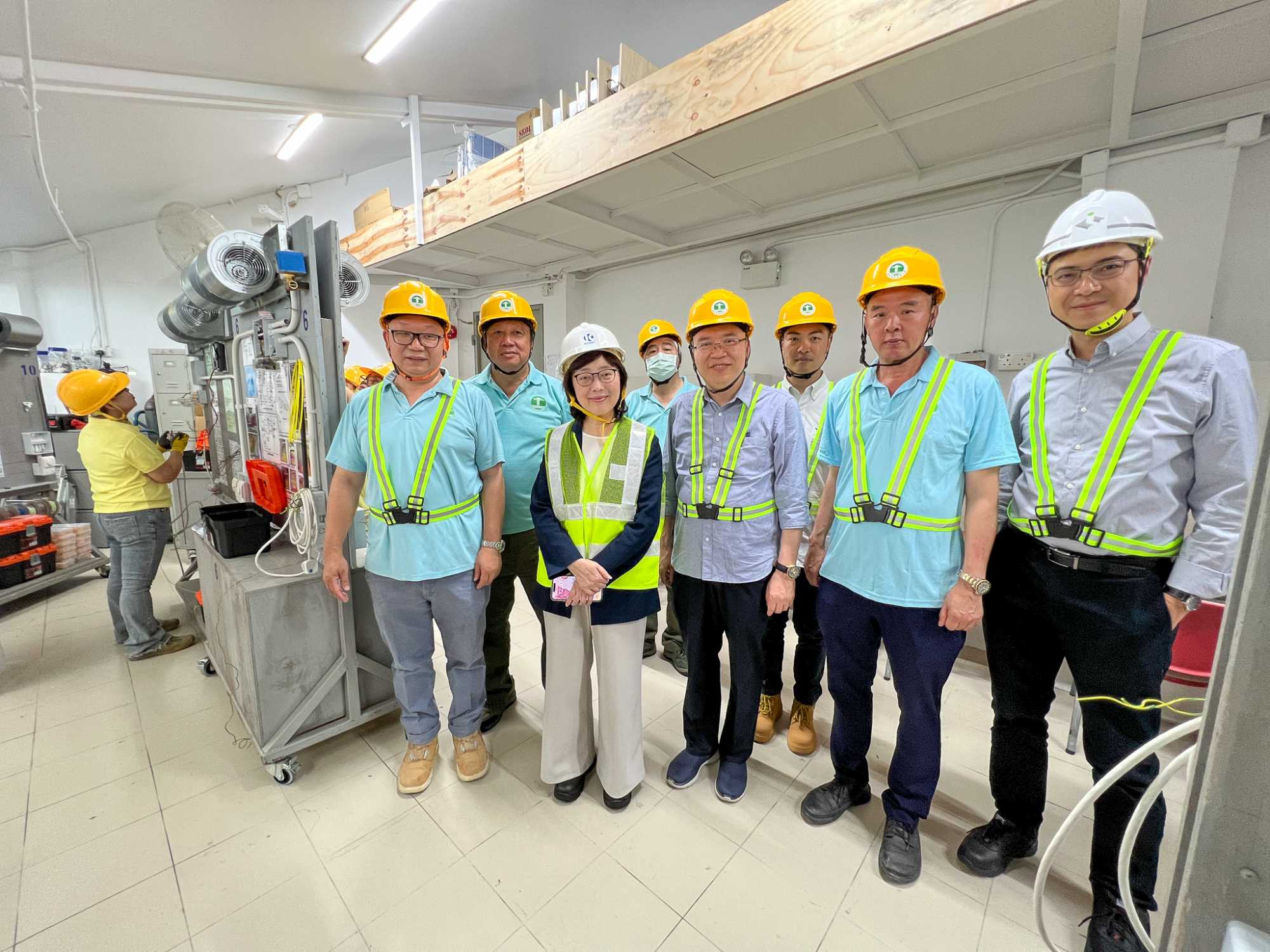 发展局局长宁汉豪（左三）去年在立法会议员黄国（右四）陪同下，到访香港建造业总工会锦上路会员工艺交流中心，了解培训情况并与学员交流。