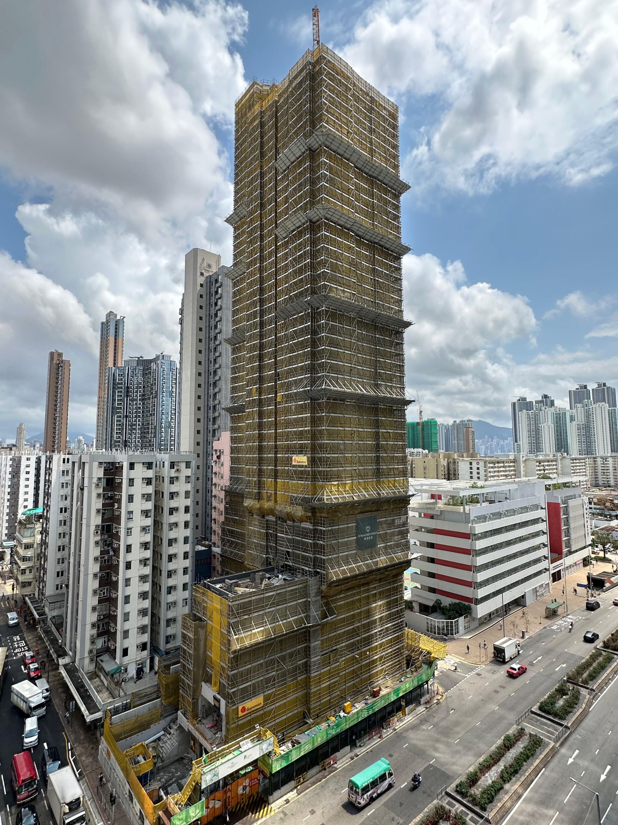 位于深水埗东京街，首个由发展商以「组装合成」建筑法兴建的私人住宅项目正在兴建中。