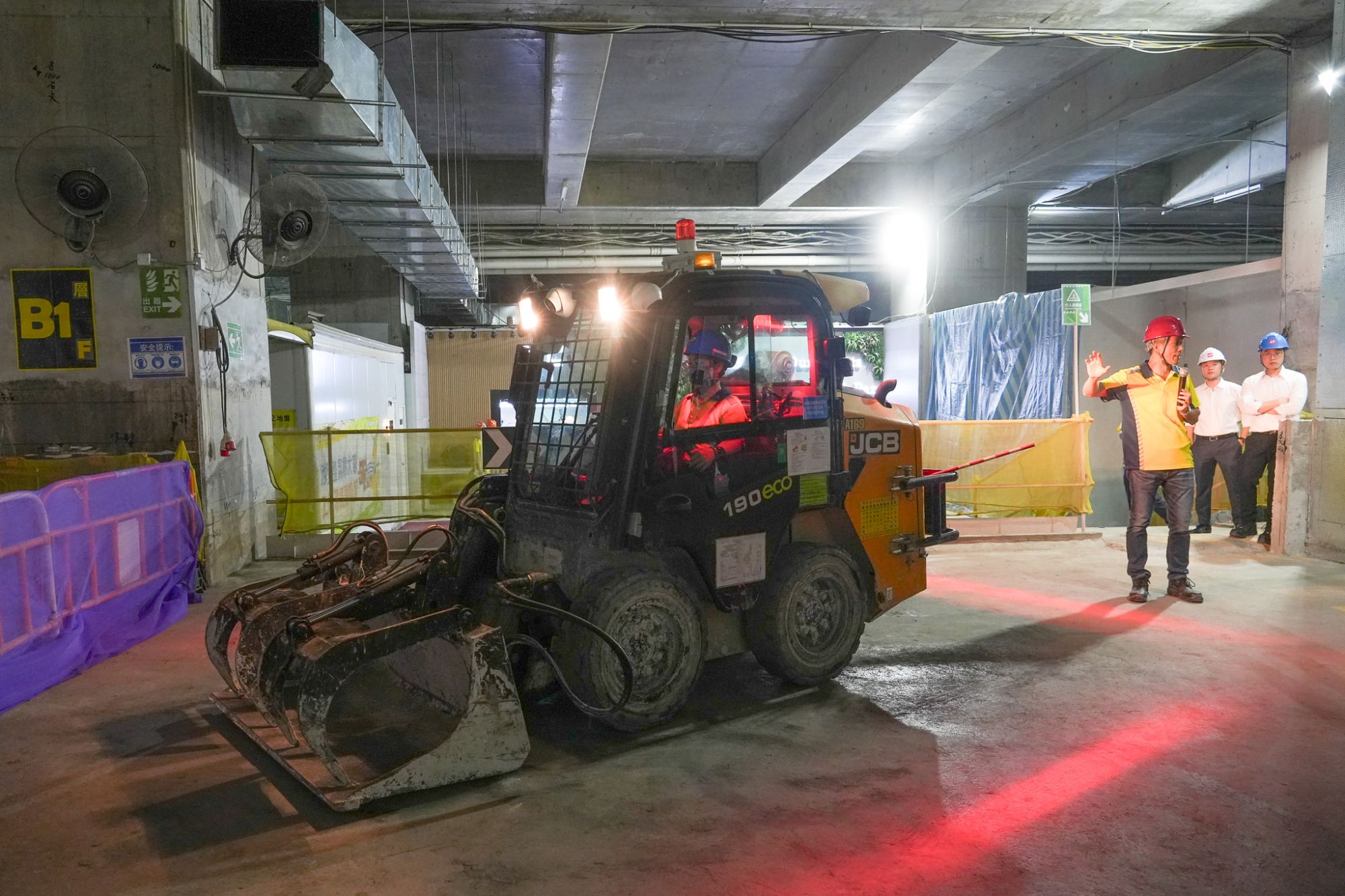 香港西九龙站上盖一个获发标签的私营工地，使用已配备「安全智慧工地」系统的移动装载机。