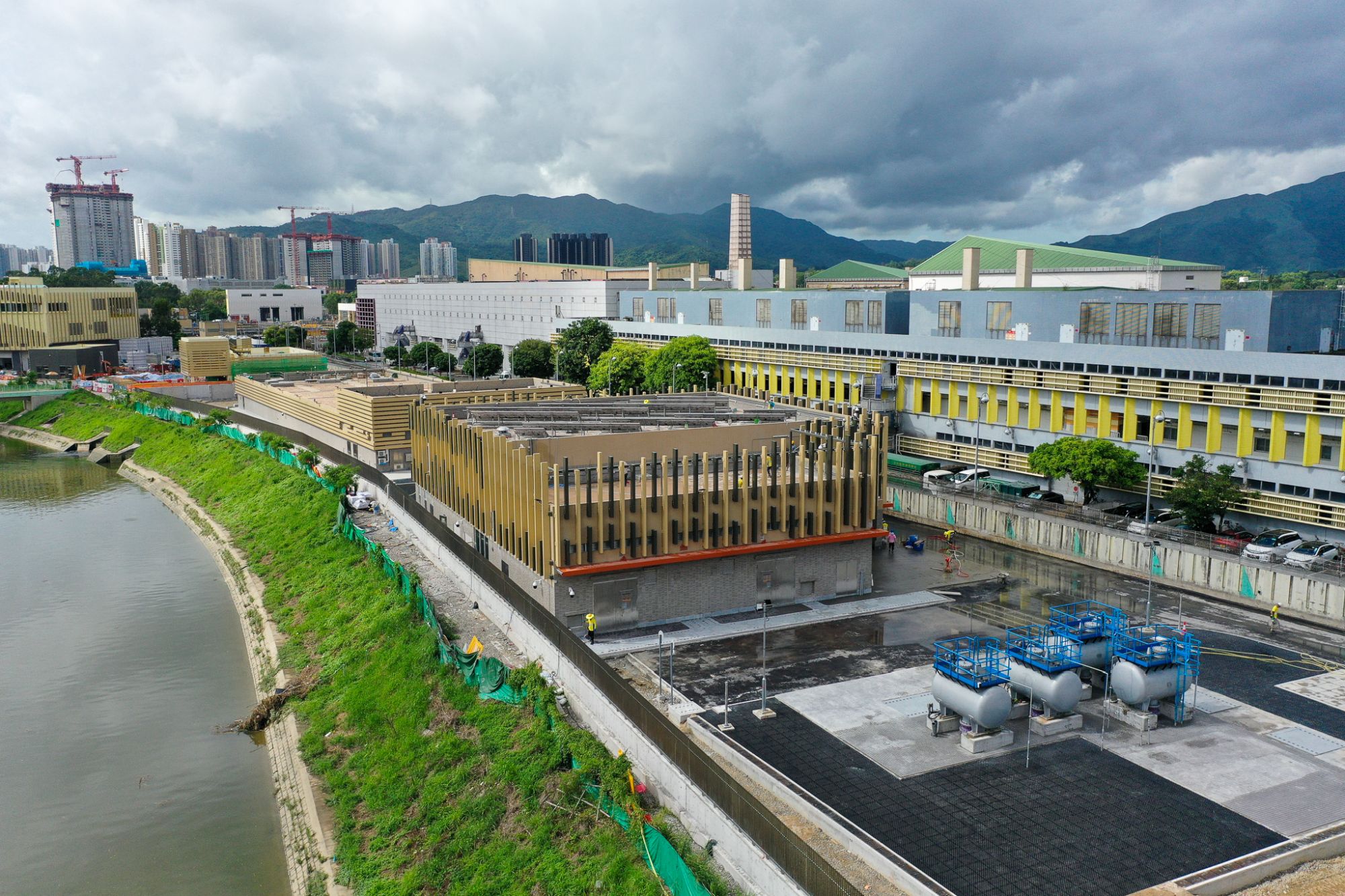 借着石湖墟污水处理厂重建工程的契机，水务署在石湖墟兴建再造水厂，为部分经石湖墟污水处理厂三级处理后的排放水加入次氯酸钠，作进一步处理，生产再造水。图为石湖墟再造水厂。