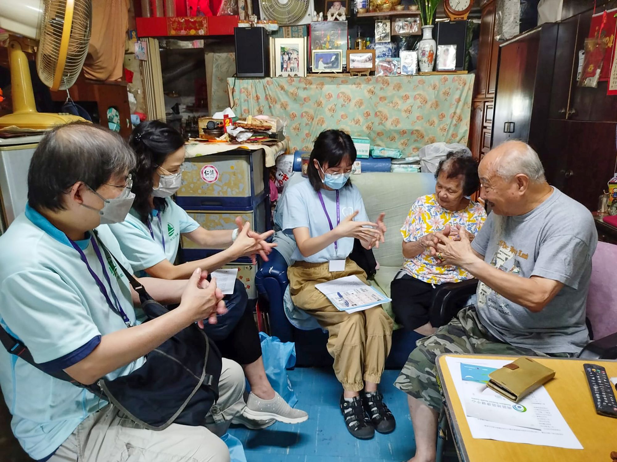 土地注册处副土地注册处经理梁慧娴（左二）指部门会举办老少咸宜的活动，并鼓励同事带同家人参加。图为梁慧娴与家人参与「耆青连心乐融融计划」，探访长者并鼓励他们提升电子健康素养。