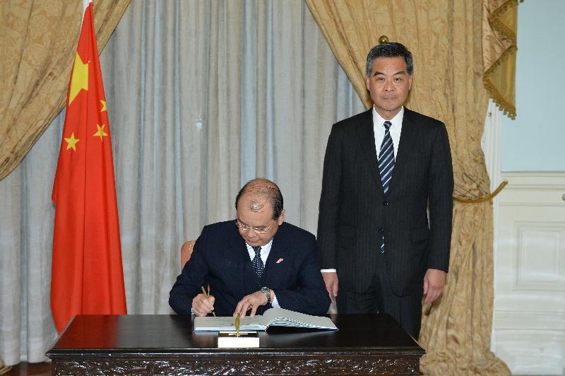 新任政务司司长张建宗今日（一月十六日）在宣誓后签署誓言。