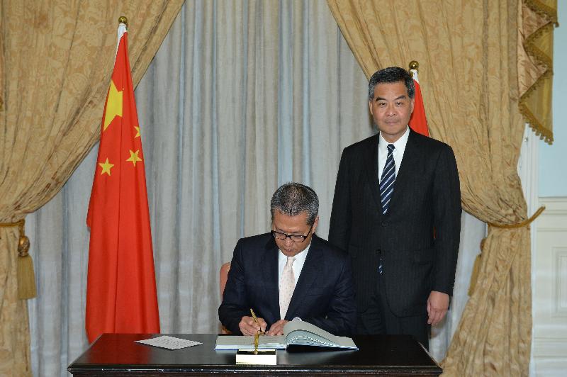 T新任财政司司长陈茂波今日（一月十六日）在宣誓后签署誓言。
