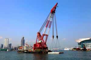 最重的一件排水渠预制件重达1,100吨，须由起重船「南天龙」协助吊起。