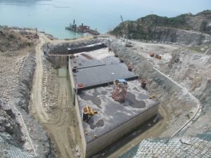 工程人员先在珠海一个旧石矿场上制造该大型预制件，其体积约相等于5个标准泳池。