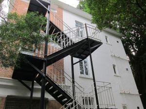 活化计划申请机构须保留必要的建筑结构及特色，如钢铁楼梯、门窗等。
