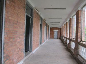 由正门进入大楼，是面向维港的开放式红砖长廊。