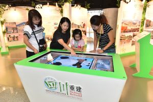 特区政府也安排了援建成果展览，从上月28日至12月底，巡迴在港九多个地点举行。