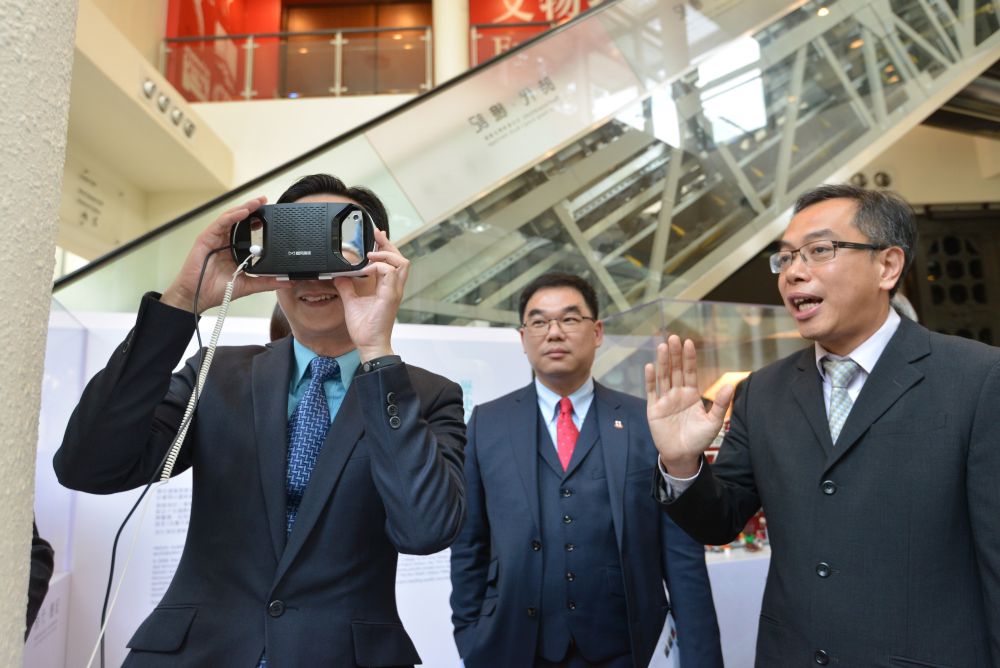 署理發展局局長馬紹祥（左）試玩虛擬實境裝置。