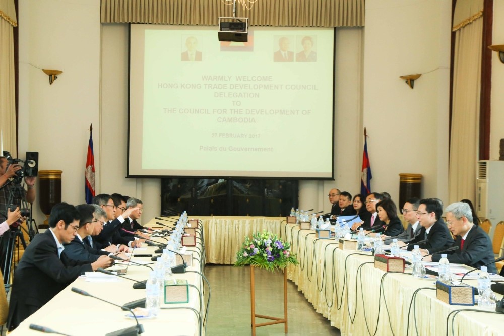 今年2月27日，訪問團成員與柬埔寨首相直管部長兼柬埔寨發展理事會秘書長 Sok Chenda Sophea（左四）會面。
