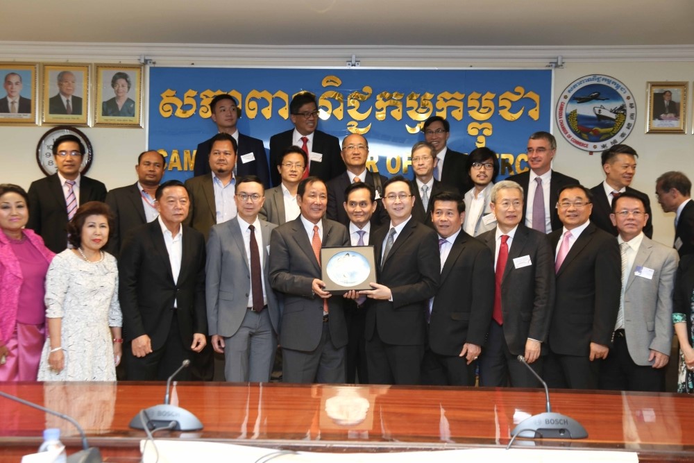 與柬埔寨總商會副會長韓强疇勛爵（左前五）會面後互換紀念照。
