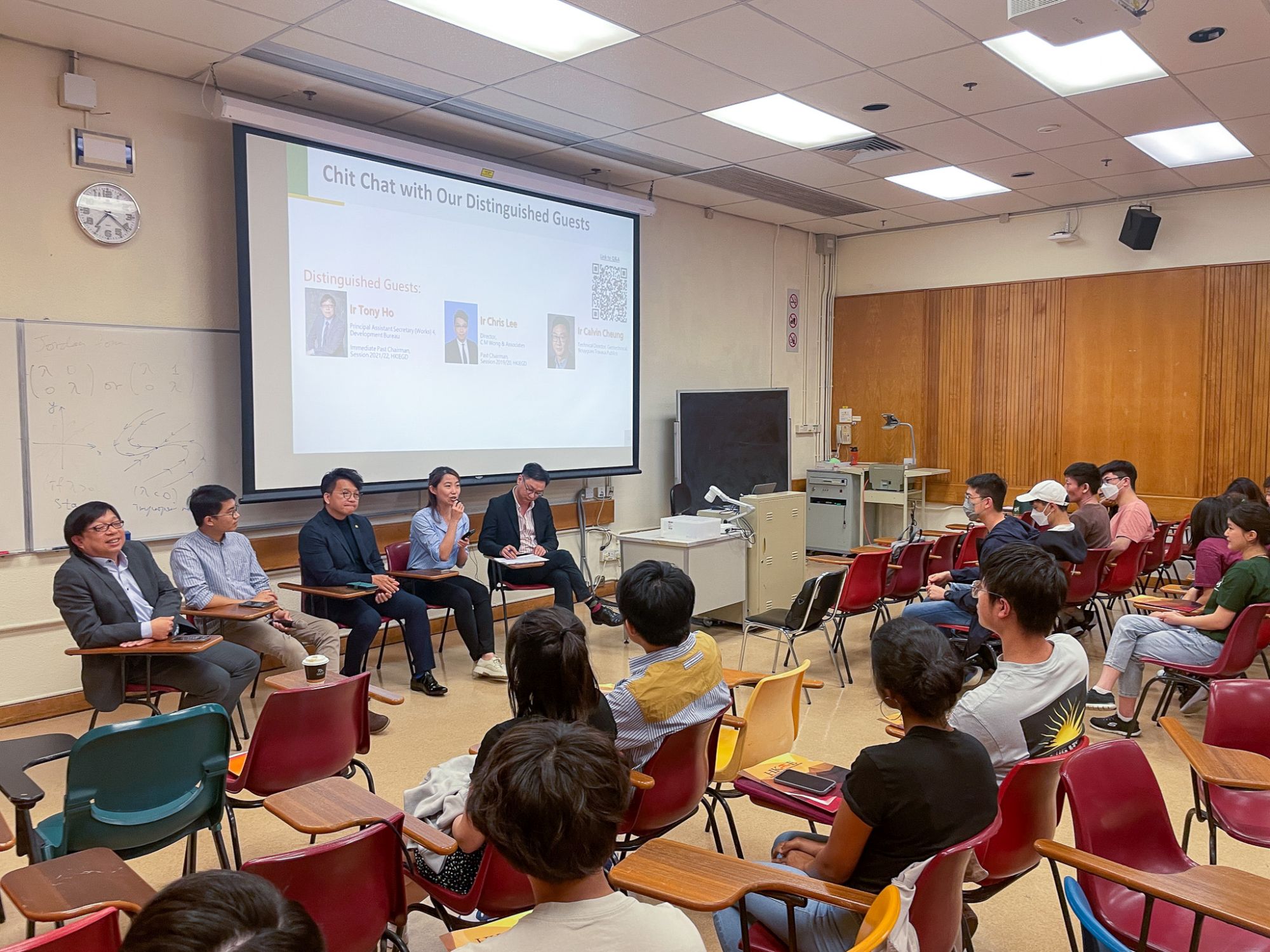 發展局一直重視培育本地專業人才，並與業界致力加強培訓及招募工作，包括在本地大學舉辦招聘活動。圖左為香港科技大學，圖右為香港大學。