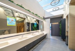 白石角公廁是全港首個主題智能公廁，公廁設計和裝置均以單車為主題，使公廁完美融合於毗鄰的單車徑 。